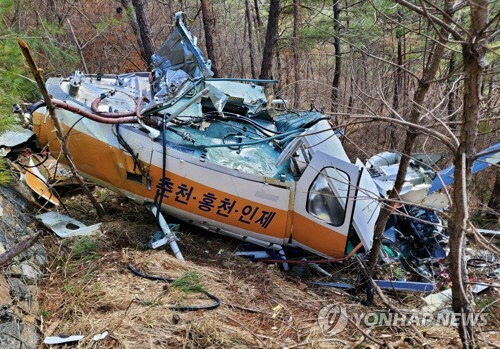 15일 오전 7시 46분 강원 영월군 북면 공기리에서 헬기 1대가 추락,  마을회관 인근으로 기체와 잔해가 흩어져 있다. 소방 당국은 이 사고로 탑승자 2명이 심정지 상태로 발견됐으며 화재 등 2차 피해는 없다고 밝혔다. [독자 제공. 영월=연합뉴스]